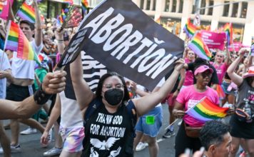 US Abortion ban: women urged to delete period-tracking apps