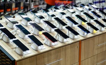 Global smartphone market rebounds in 2024